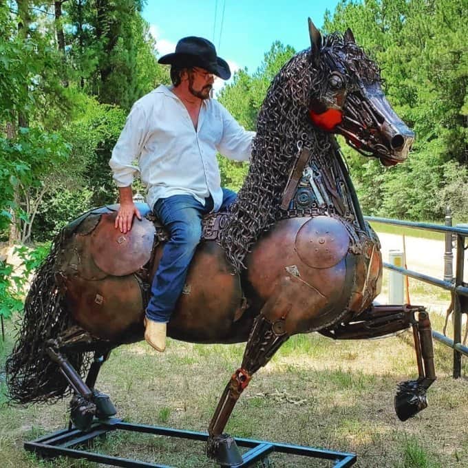 Corby Skiles cưỡi trên con ngựa sắt có kích thước như thật, hiện trưng bày ở một điền trang. Ảnh: Instagram Texasmetalcreations